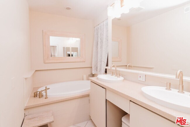 Building Photo - 1245 Wilcox Ave