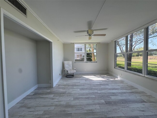 Building Photo - 2601 S Palm Aire Dr