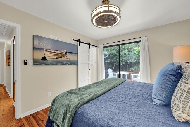 Building Photo - Furnished Off-Season 3bd/2ba Coastal Retreat with Screened Porch & Private Parking