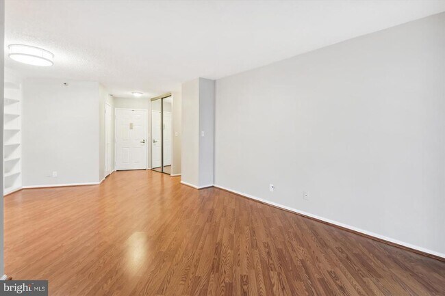 Building Photo - 1600 N Oak St