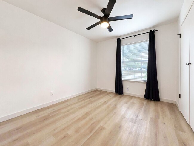 Building Photo - 4810 Stone Pointe Dr