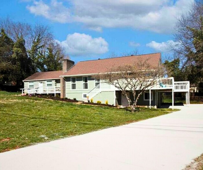 Spacious duplex with private entrances, ample parking, and a quiet, residential setting - 1115 Henrietta Dr
