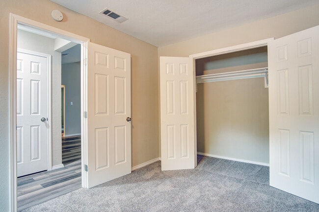 Building Photo - 2402 Ozark Dr