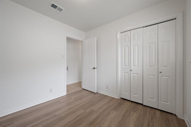 Building Photo - 7009 Isabelle Dr