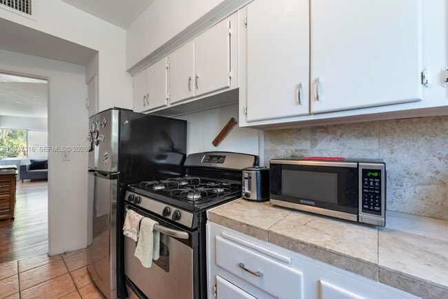 Building Photo - 6941 Bay Dr