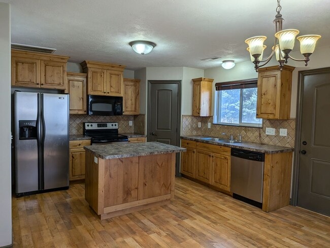 Building Photo - 3 bed 1.5 bath IMMACULATE END-UNIT Townhome in the Meadows