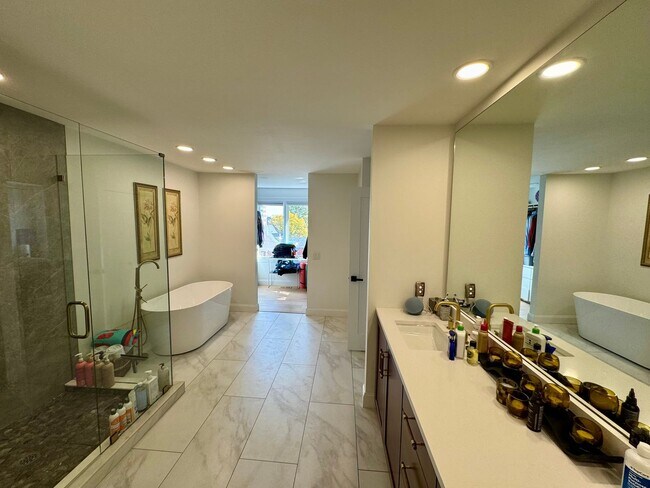 Building Photo - Beautiful 3 bedroom condo in CWE