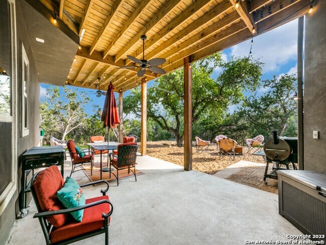 Building Photo - 5 Bedroom/3.5 Bathroom Home in the Ensenad...