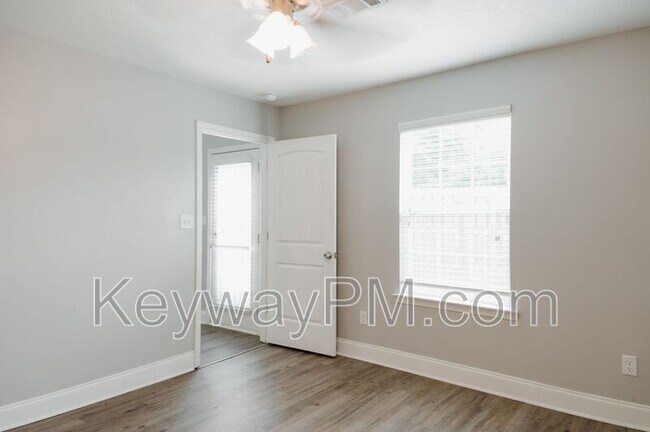 Building Photo - 1011 Coveside Trl