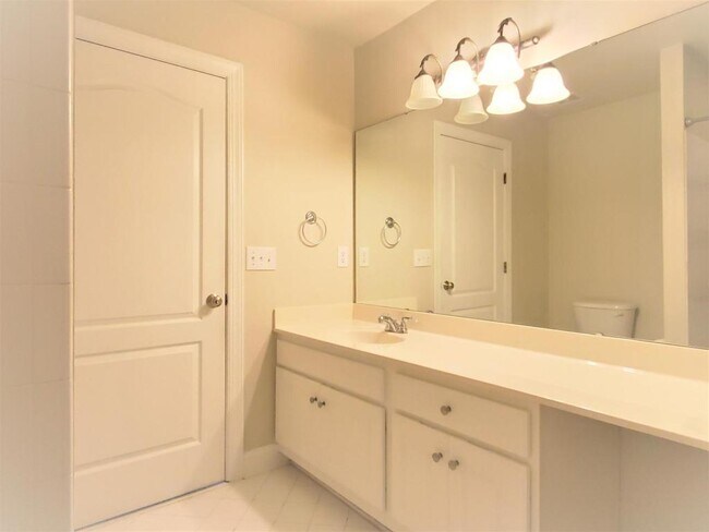 Building Photo - 102 Alden Village Ct