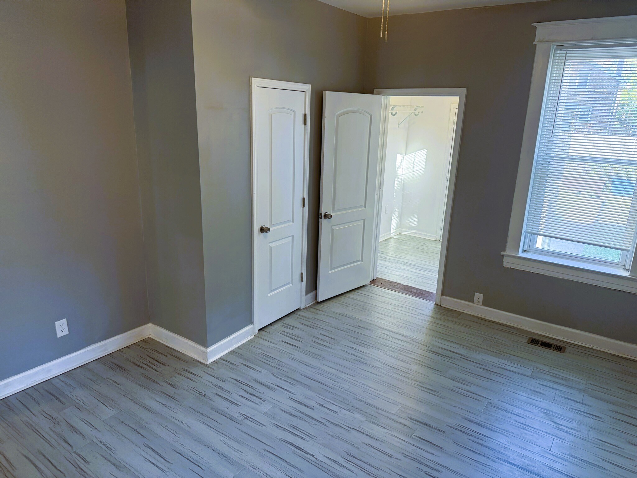 Building Photo - 5011 Devonshire Ave