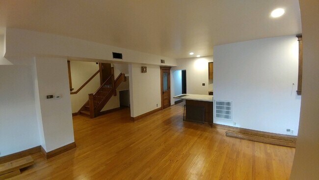 Garden Apt - 4835-4837 N Kenmore Ave