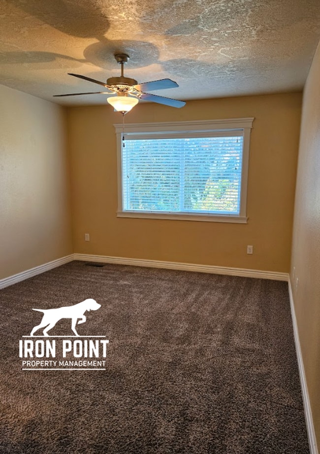 Building Photo - 3/2.5 in Boise-2 Car Garage, Fireplace, Vaulted Ceilings, Landscaping Included.
