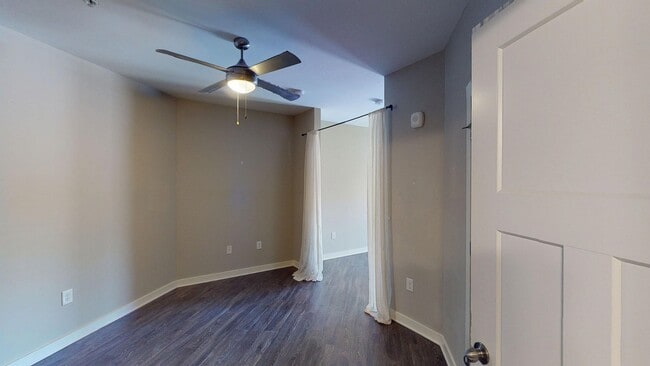 Building Photo - Cozy Studio Apartment in Vibrant Wedgewood...