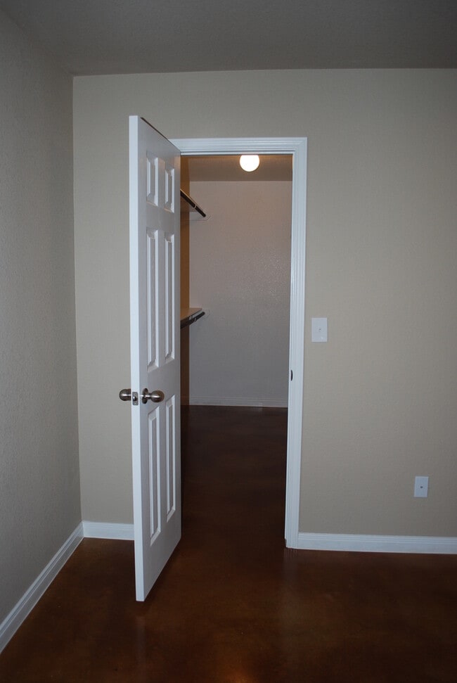 Building Photo - 1512 Dakota Ter