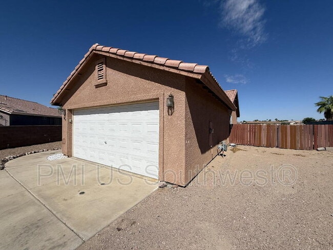 Building Photo - 1605 E Rinaldi Way