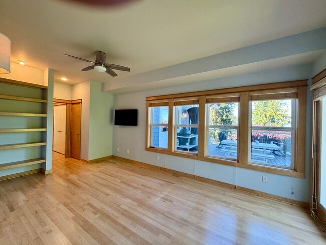 Building Photo - This gorgeous Bainbridge home is available with flexible lease terms starting July 10th