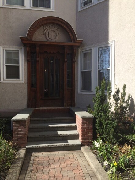 Building Photo - 154 Magazine St