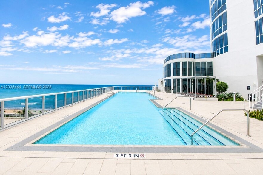 Building Photo - 15901 Collins Ave