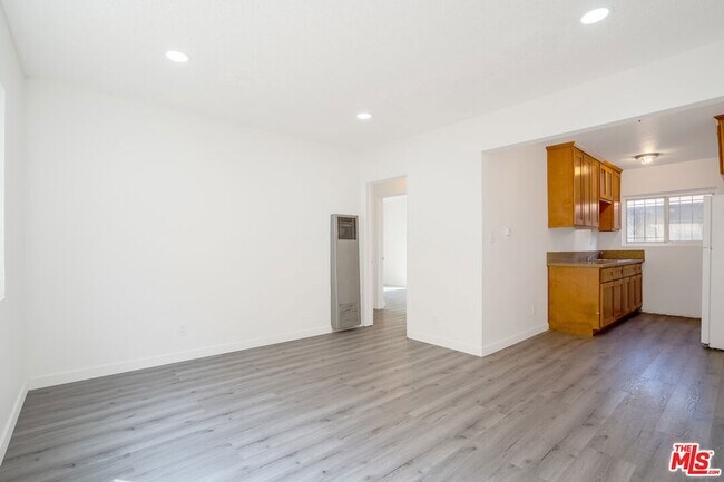 Building Photo - 241 W 84th St