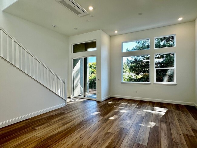 Building Photo - New Luxury Townhouse in Saratoga