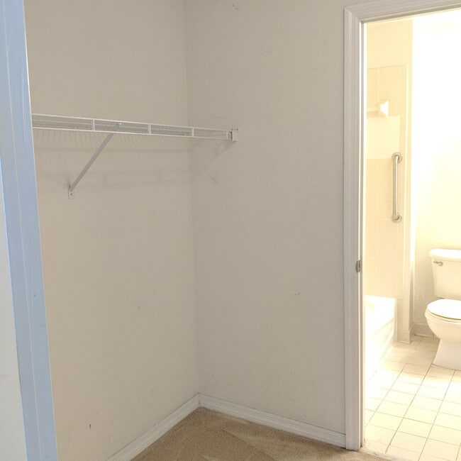 Building Photo - 1 bedroom, 1 bathroom condo for rent in Th...