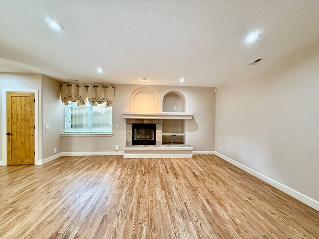 Building Photo - Gorgeous 4 Bedroom Townhome located in Gated Broadmoor Community