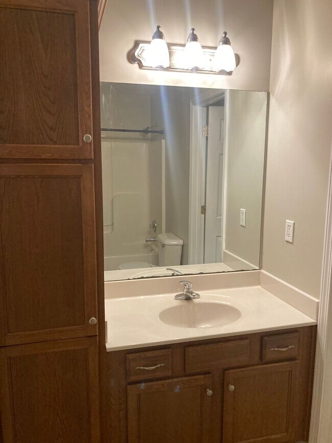 Building Photo - 128 Twin Lakes Dr
