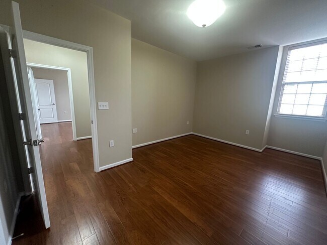 Building Photo - Beautiful townhouse style condo in Ridgely Manor - App Pending!