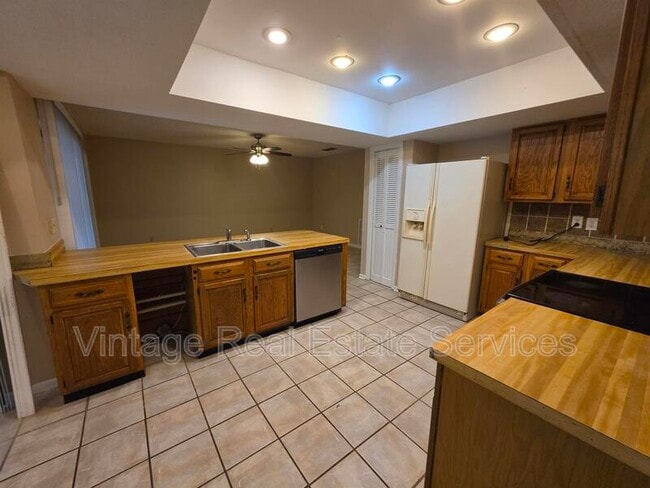 Building Photo - 4604 Landscape Dr