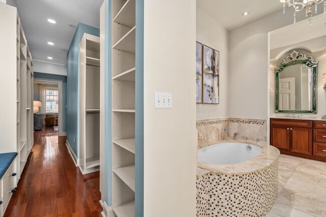 Building Photo - 5135 Ellsworth Ave