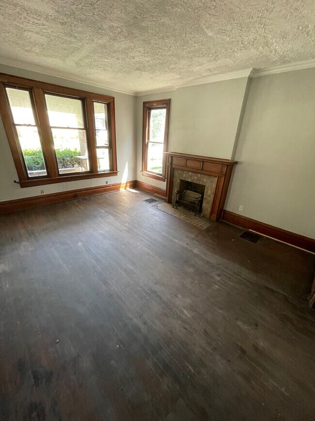 Building Photo - Large Brick 7 bedroom home.