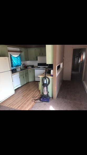 Building Photo - 804 W 1st St