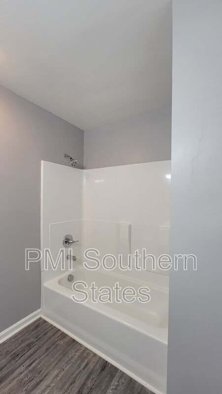 Building Photo - 104 Madison Cir