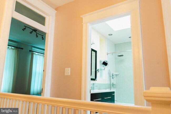 Building Photo - 636 Kenyon St NW