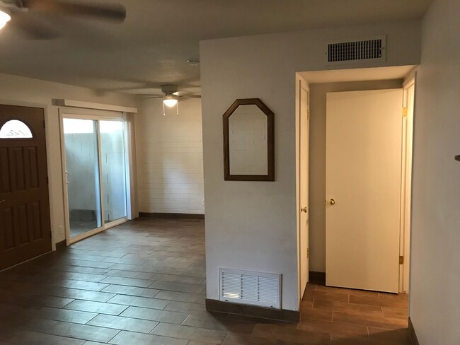 Building Photo - 2 bed 1.5 townhouse Scottsdale