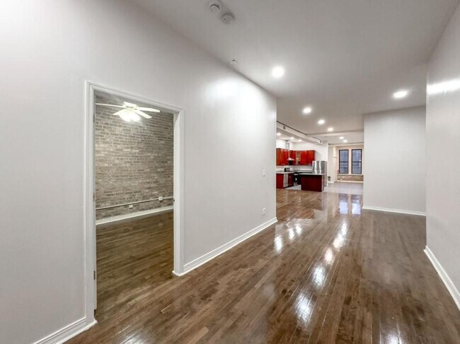 Building Photo - 4 bedroom in Chicago IL 60657