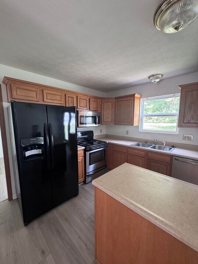Building Photo - 5 Bd 2.5 Ba
