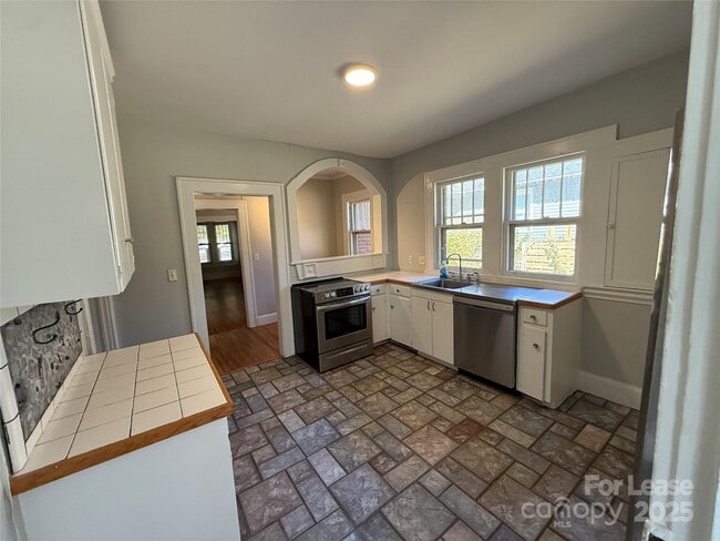 Building Photo - 319 Grandin Rd