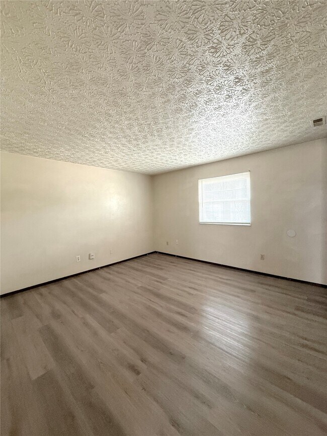 Building Photo - 304 Estate Dr