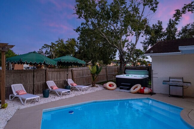 Building Photo - 7957 CottonWoode Dr