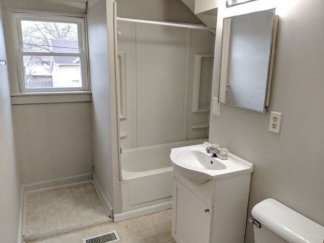 Building Photo - 1410 N Chestnut St