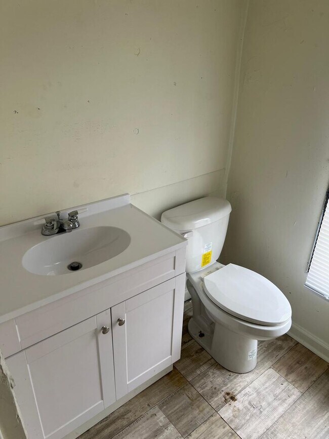 Building Photo - Renovated 2-Bed, 1-Bath Mobile Home