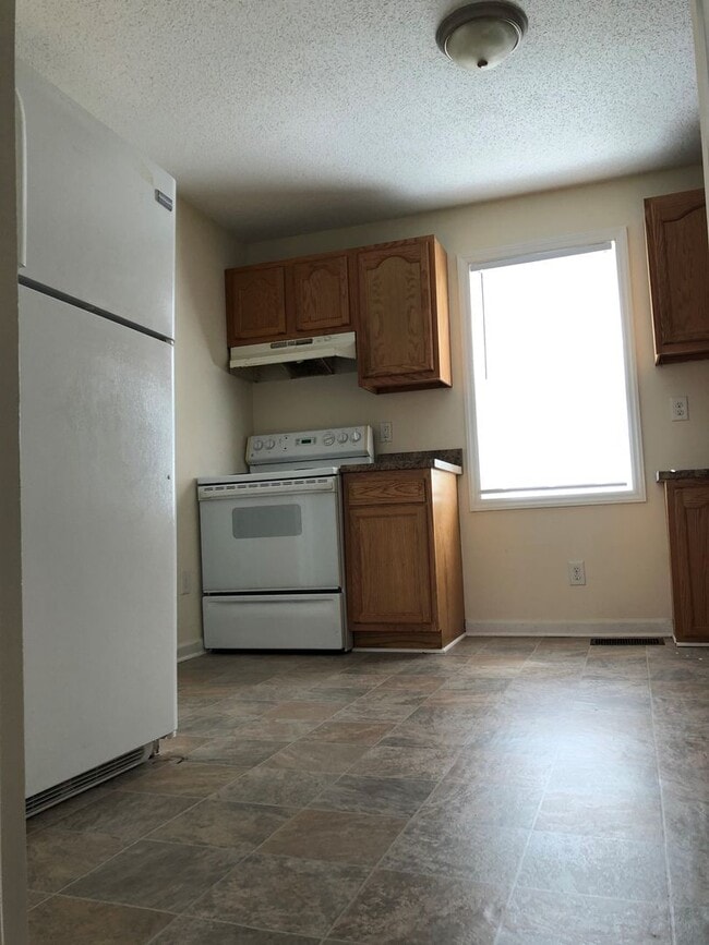 Building Photo - 2 bedroom-1 bath remodeled unit