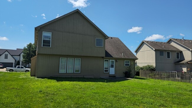 Building Photo - COMING SOON!! HUGE Northland 4 Bed 2.5 Bat...