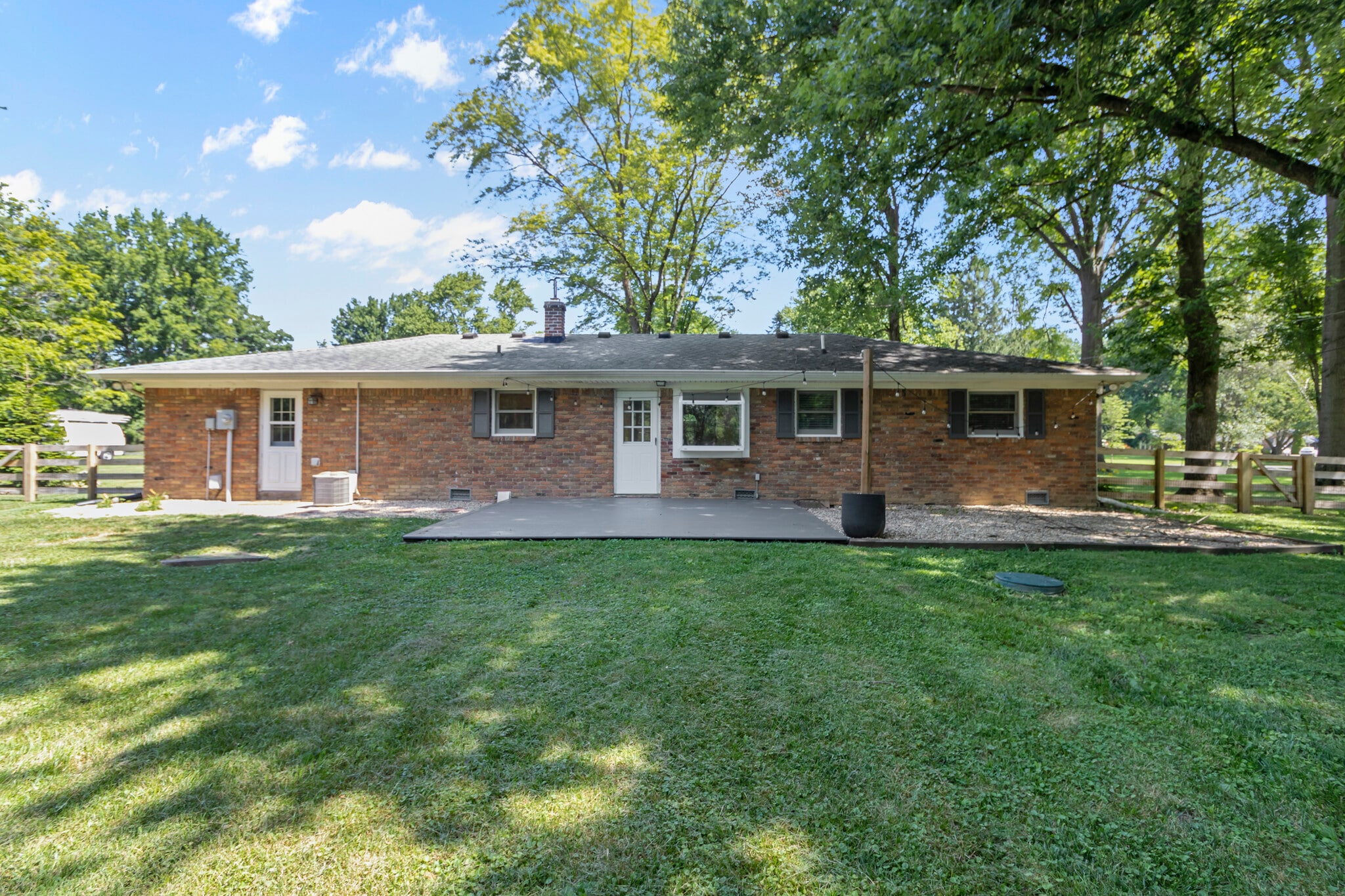 Building Photo - 820 Eaglewood Dr
