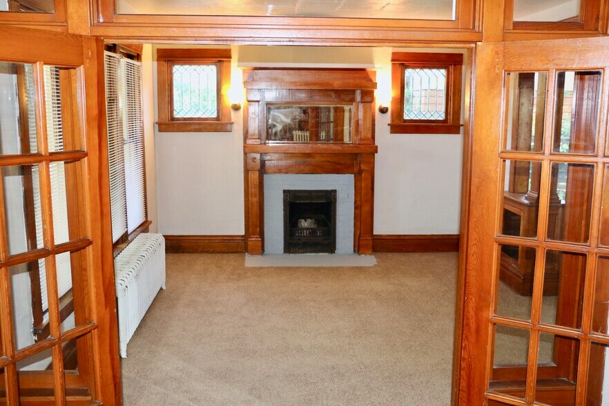 Living Room/Entry - 121 Grove St