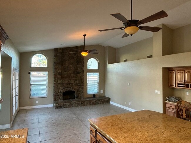 Building Photo - 9411 S Palm Dr