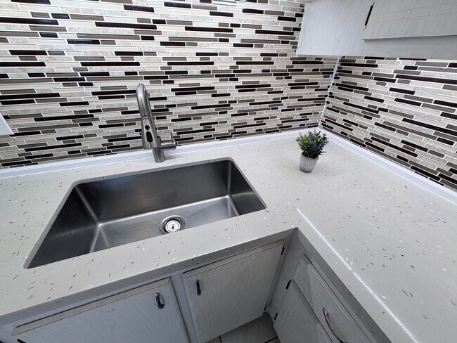 Building Photo - 1000 NE 14th Ave