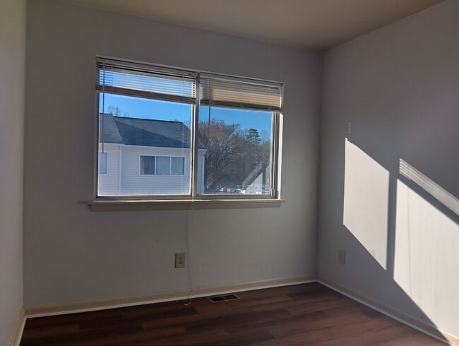 Building Photo - Light filled 3bd/1.5ba with hardwood throughout